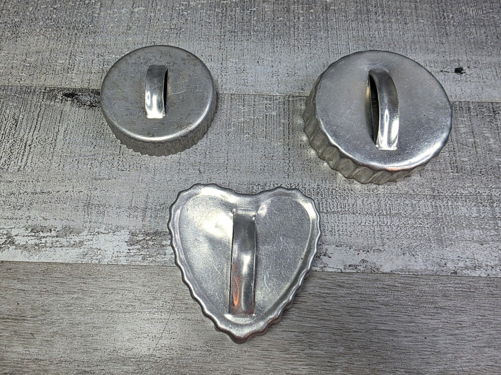 Vintage Lot of 3 Metal Cookie Cutters Various Sizes and Shapes Heart Aluminum g1